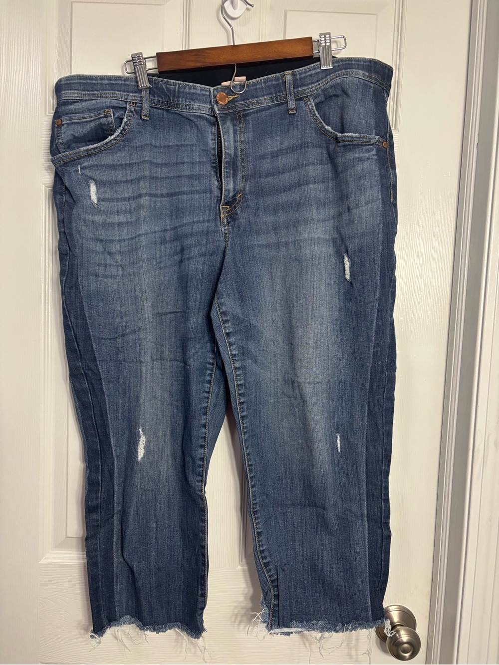 EVRI Distressed Ankle Crop Jeans in Blue